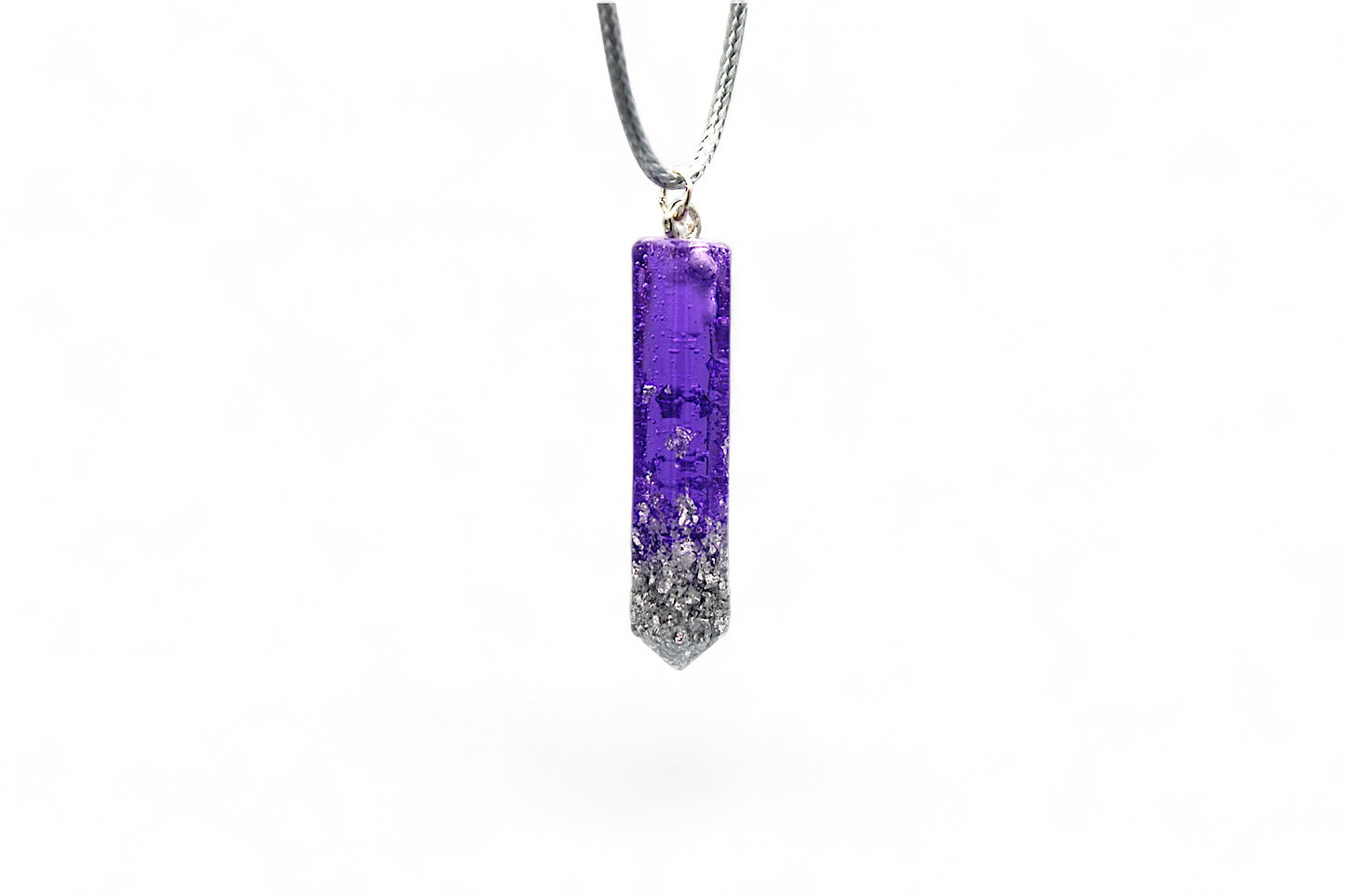 Cylindre violet et feuilles d'argent