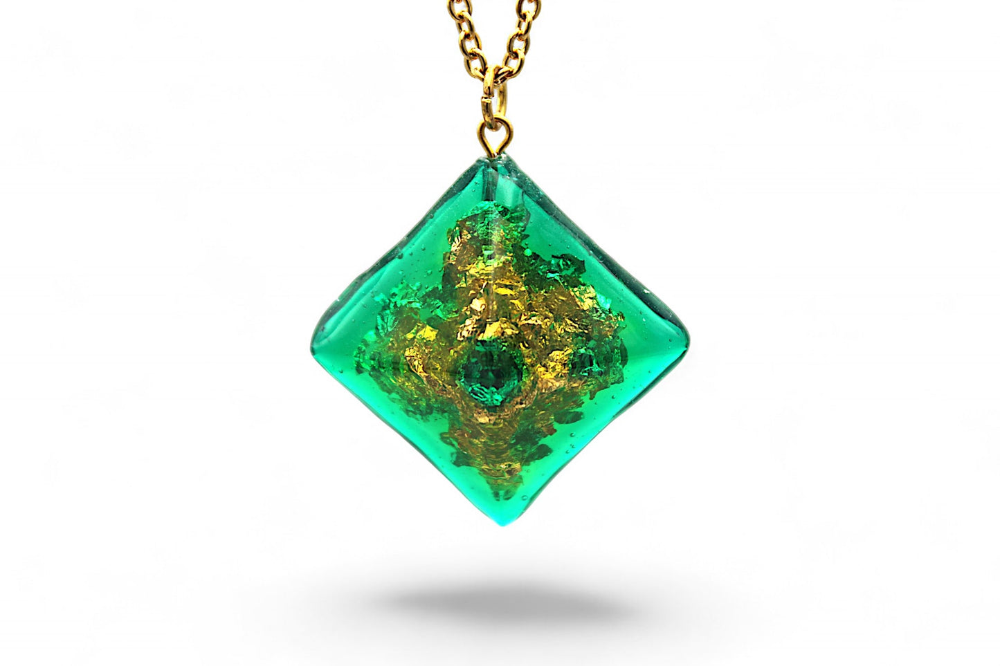 Pyramide Verte et Feuilles d'Or
