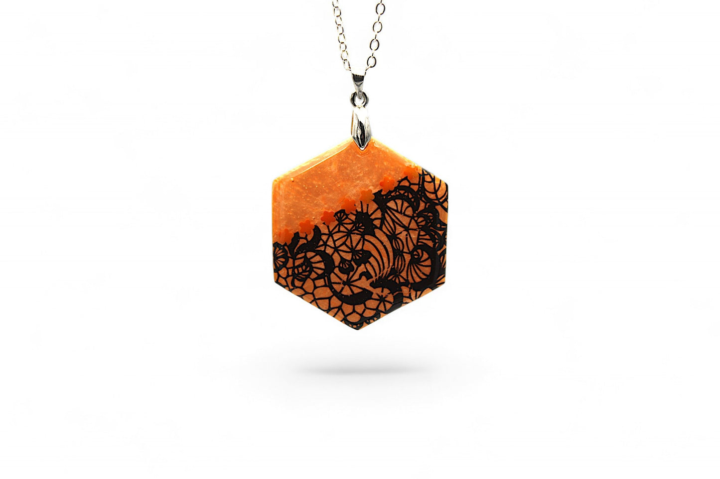 Dentelle Noire sur Hexagone Orange