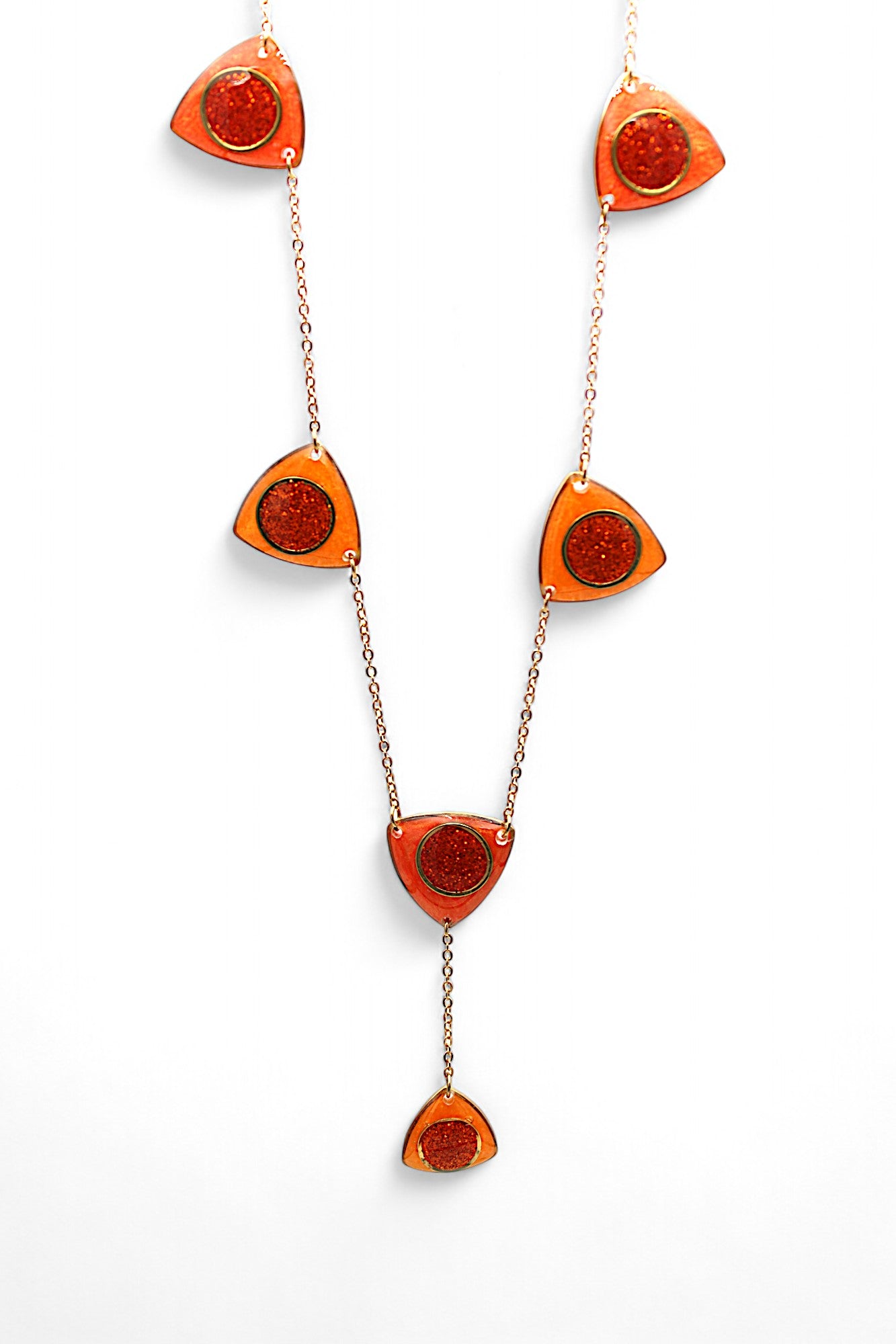 Triangles oranges et paillettes
