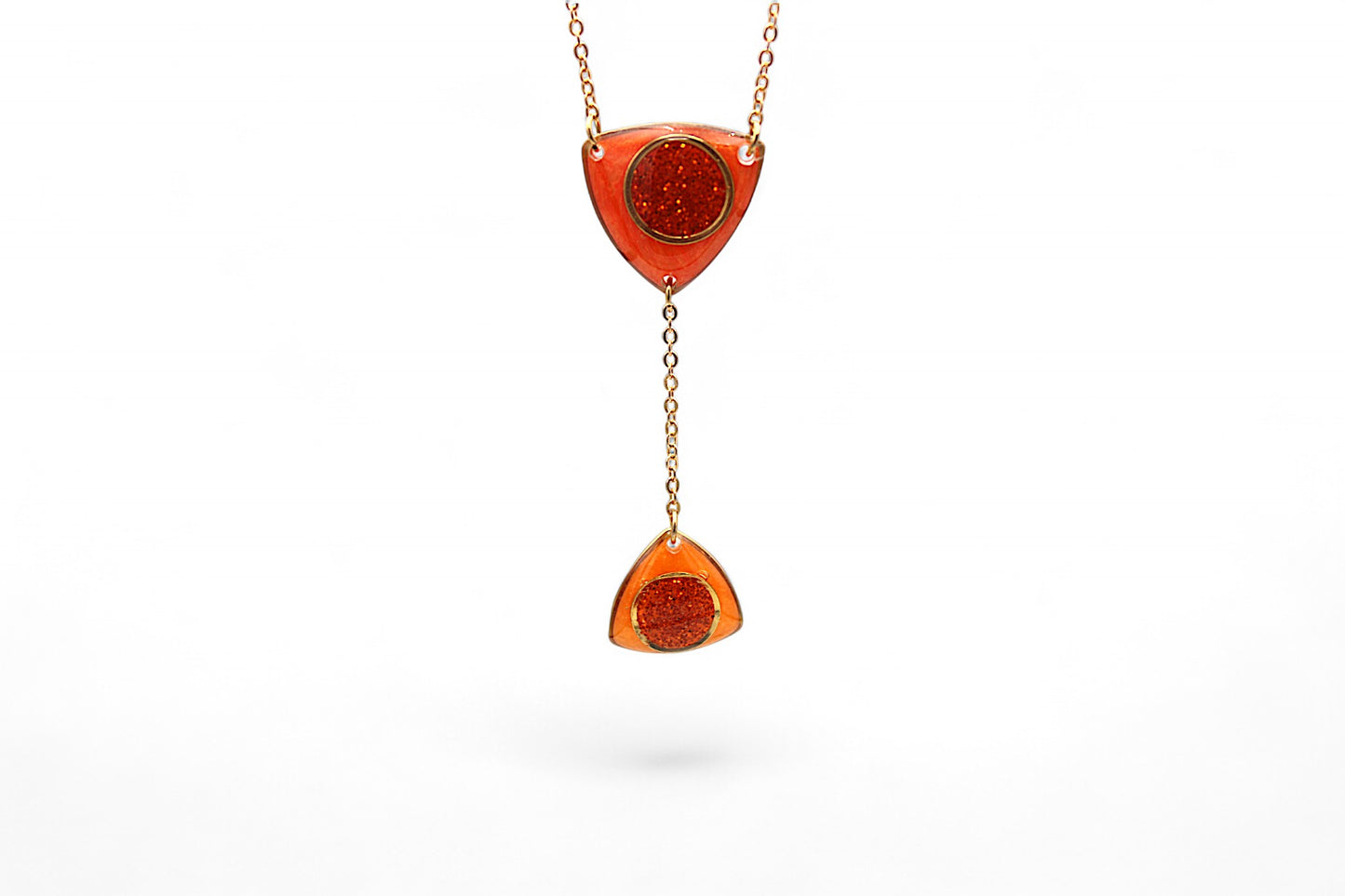 Triangles oranges et paillettes