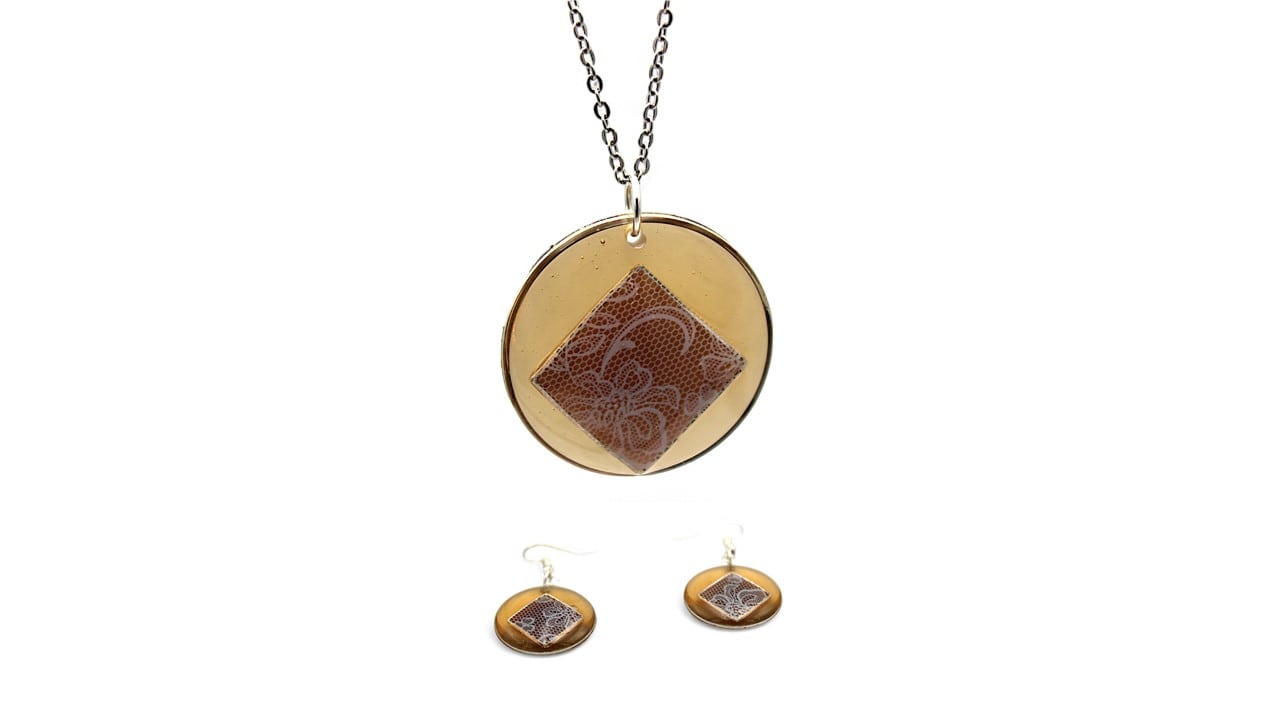 "De Marron et De Dentelle Blanche"