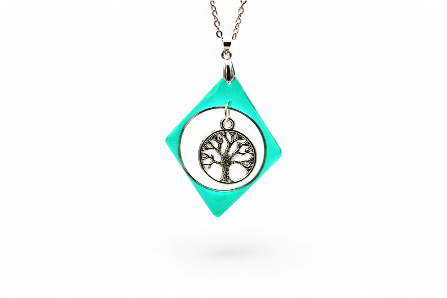 Arbre de Vie dans son Ecrin de Verdure