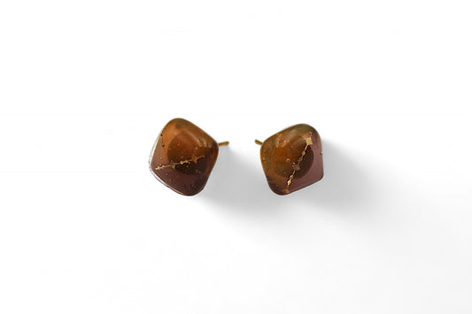 Clou d'oreilles en résine marron et caramel avec insert doré