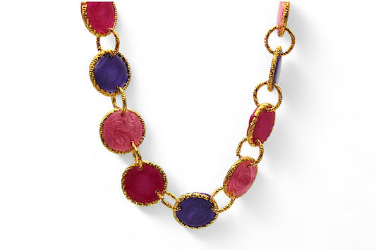 Cerclé de rose et de violet