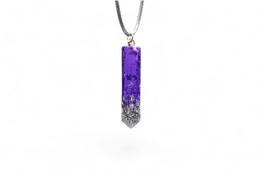 Cylindre violet et feuilles d'argent