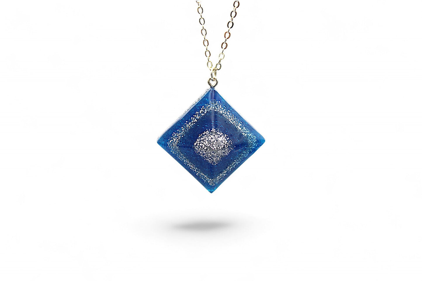 "Pyramide bleu argenté"