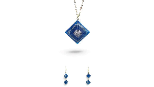 "Pyramide bleu argenté"
