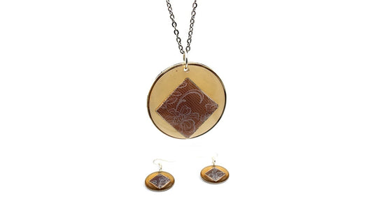 "De Marron et De Dentelle Blanche"